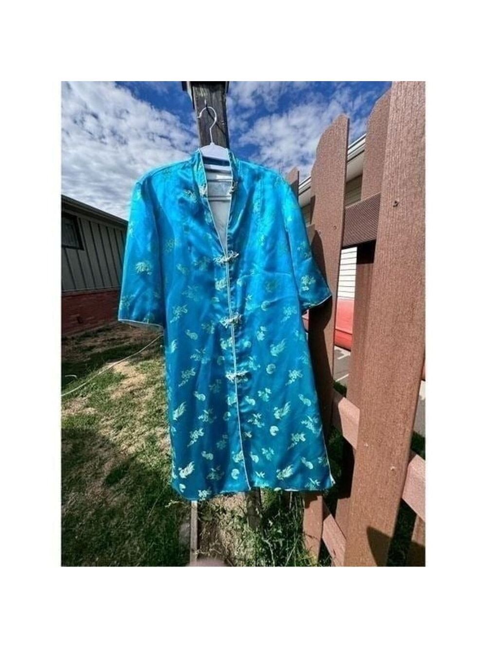 Cheongsam dress shiny silky blue med Hong Kong ornate gold embroidery white sati - Picture 3 of 12